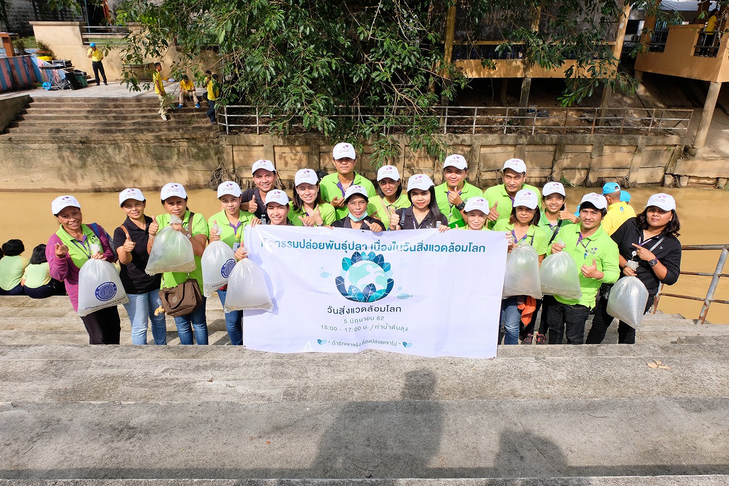 Sri Trang Gloves (Thailand) Public Company Limited, the head office, organized community volunteer spirit development projects and fish breeding activities.