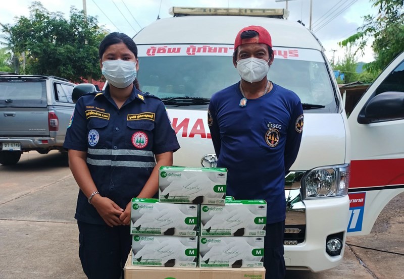 Sri Trang Gloves donates rubber gloves to first responders in Kanchanaburi Province.