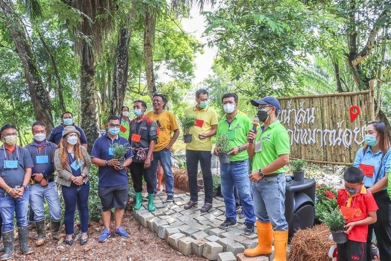 Sri Trang Gloves plants trees at the Community Overflow Weir Development Project in Ban Bang Mak Noi Community