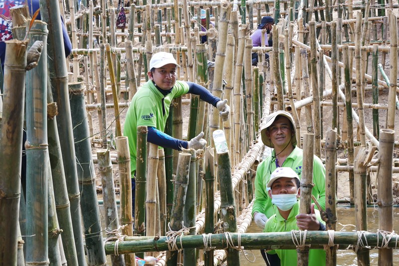 Sri Trang Gloves Helps Build a Check Dam for a Community