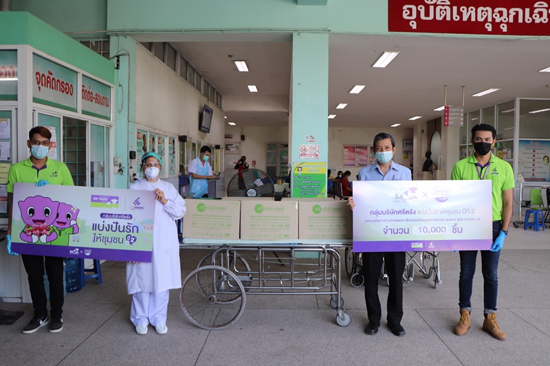 Sri Trang Group Donated Latex Gloves to a Medical Team in COVID-19 Fight