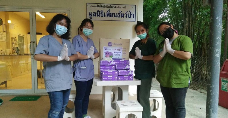 กลุ่มบริษัทศรีตรัง มอบถุงมือยางให้มูลนิธิเพื่อนสัตว์ป่า