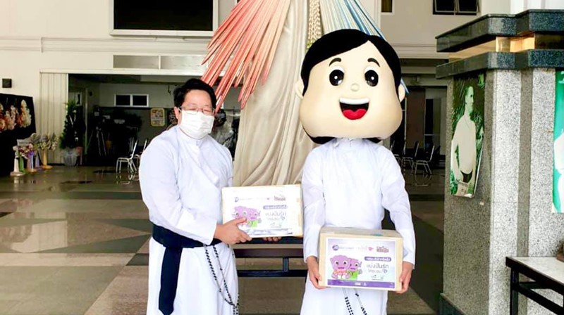 กลุ่มบริษัทศรีตรัง มอบถุงมือยางให้วัดพระมหาไถ่
