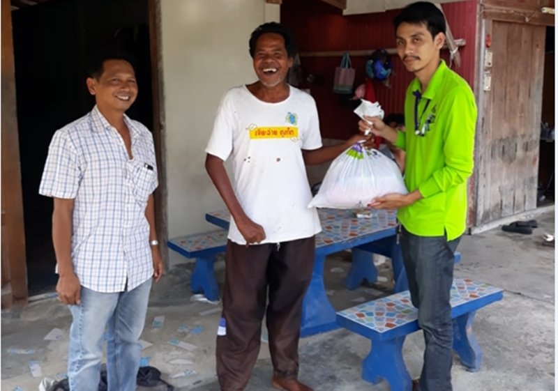 ศรีตรังโกลฟส์ ห่วงใยชาวชุมชน มอบถุงยังชีพแก่ผู้พิการ