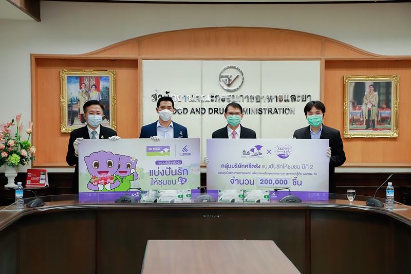 กลุ่มบริษัทศรีตรัง รวมพลังสู้โควิด-19 มอบถุงมือยางช่วยบุคลากรทางการแพทย์